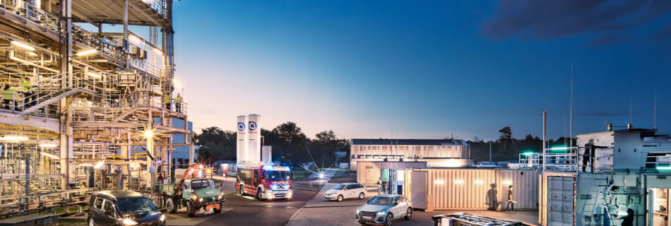 Mit den am KIT entwickelten reFuels – erneuerbare Kraftstoffe aus verschiedenen Verfahren – können Verbrennungsmotoren für alle Anwendungen laufen. (Foto: Markus Breig/Amadeus Bramsiepe, KIT)