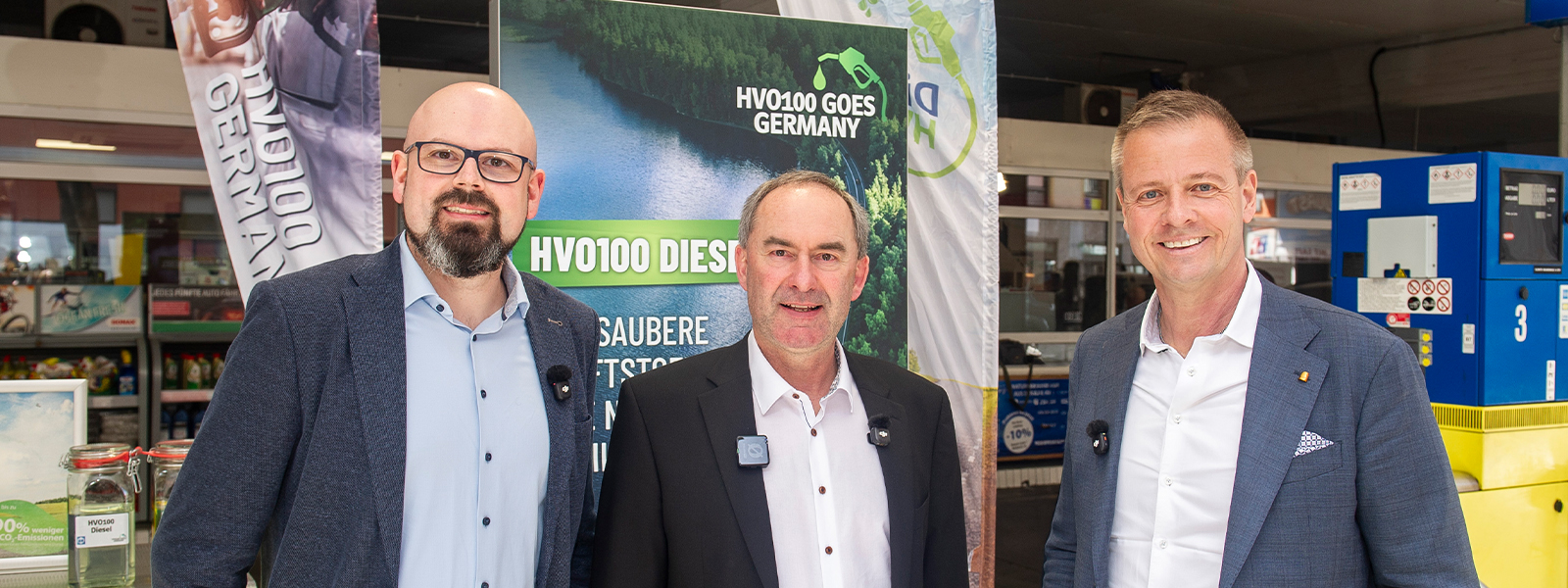 Staatsminister Hubert Aiwanger betankt sein Dienstfahrzeug mit HVO100-Diesel an BK-Tankstelle in München