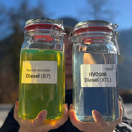 Glasbehälter mit HVO100 und herkömmlichen Diesel